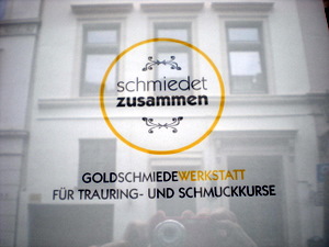 schmiedet zusammen
